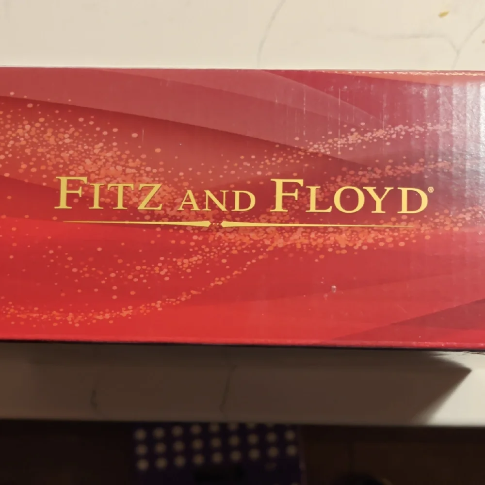 Fitz and Floyd Cardinal LED Candle Set with Red and White Accents - Picture 5 of 6